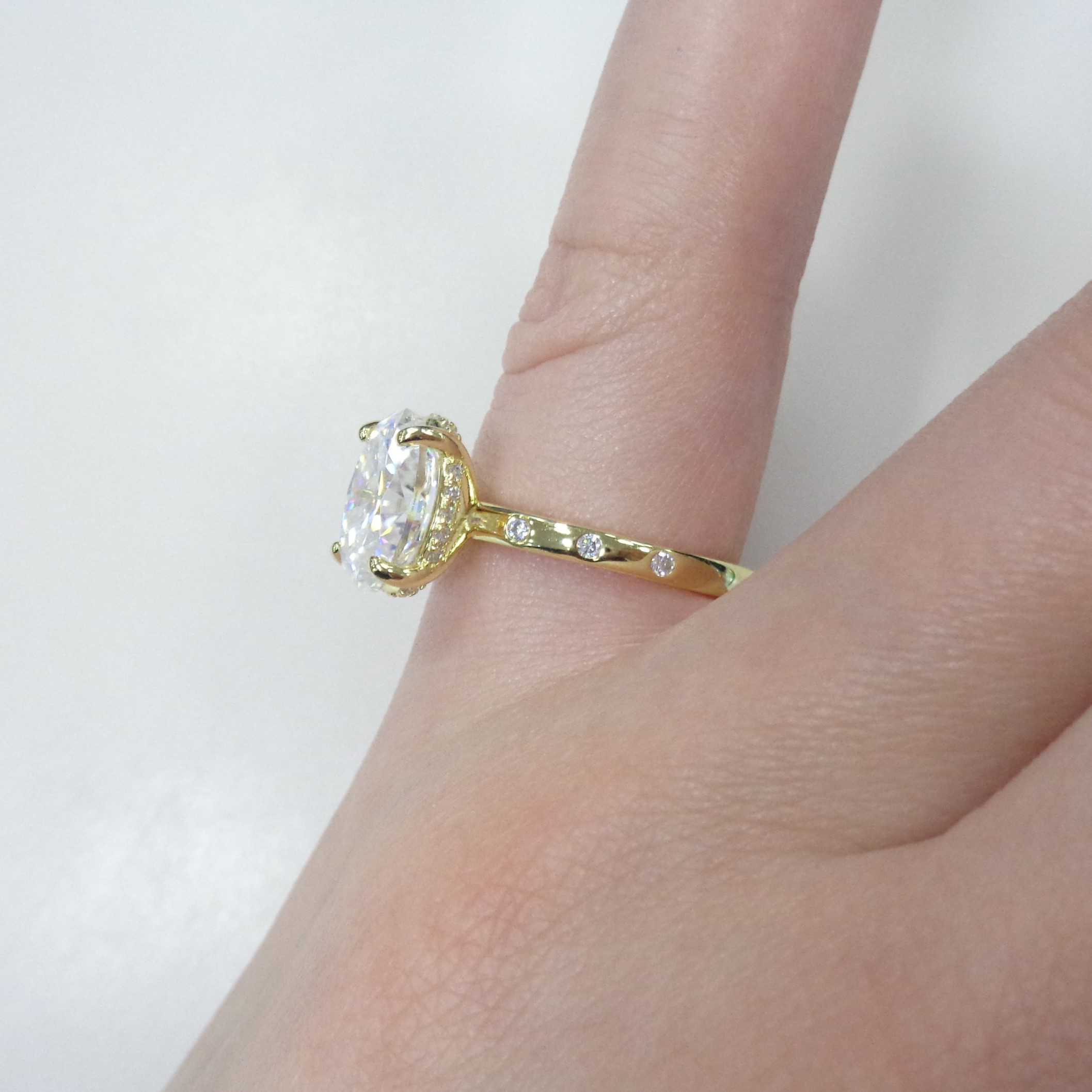 Серебряное кольцо с муассанитами